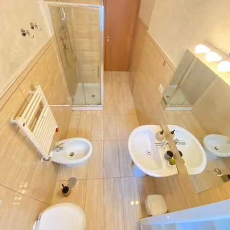 Golden Essence - Terrace&metro Apartment