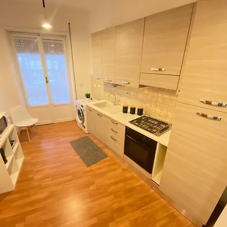 Golden Essence - Terrace&metro Apartment