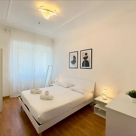 Golden Essence - Terrace&metro Apartment *