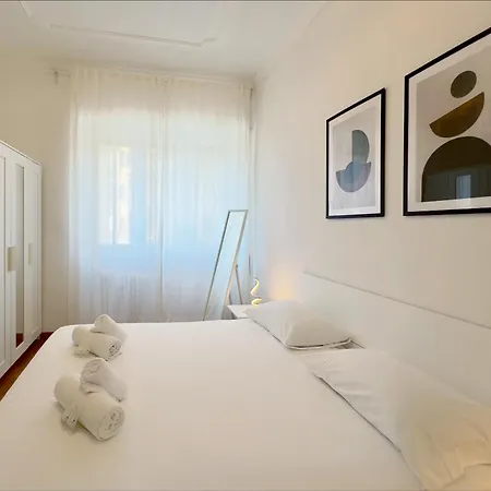 Golden Essence - Terrace&metro Apartment