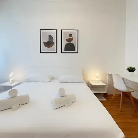 Golden Essence - Terrace&metro Apartment