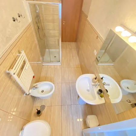 Golden Essence - Terrace & Metro Apartman